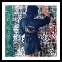 Атласный халат с именем для фитнес-бикини (чёрный)